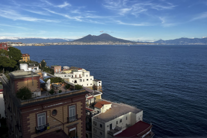 Vista del gran volcán Vesubio, a orillas del Golfo de Nápoles, desde el barrio napolitano de Posillipo
