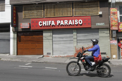 Un arma, celulares y prendas de vestir, entre las evidencias.