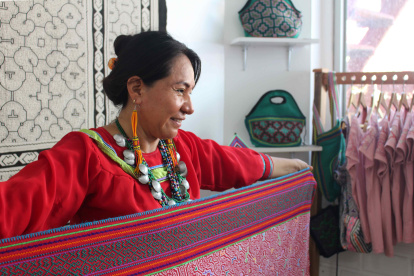 Adelina Maldonado trabaja en la tienda Shipibo Collective n la comunidad de San José, Pucallpa