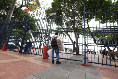 Hecho. Un vendedor afuera de un tramo del Malecón 2000 carga entre sus manos botellas con agua y snacks.