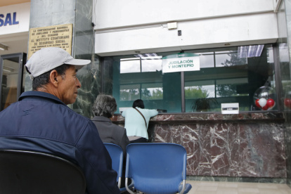 IESS. El Instituto de Seguridad Social atraviesa una crisis económica. Para su solución, expertos proponen hacer reformas a los fondos de pensiones.