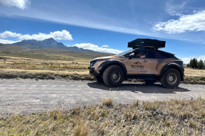 El Nissan Ariya por uno  de los parajes ecuatorianos.