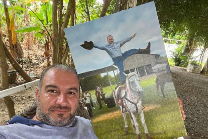 El funcionario fue atacado cuando estaba fuera de su casa