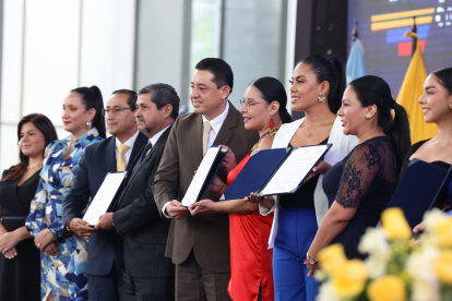 Entrega de credenciales a los asambleístas
