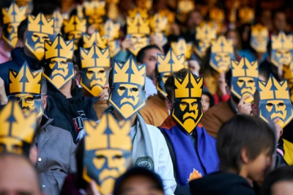 Aficionados con mascara de la Kings League