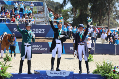 El jinete ecuatoriano Julio Mendoza (c) con la segunda medalla de oro de Ecuador en estos Juegos Panamericanos.