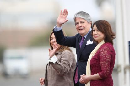 El presidente de Ecuador, Guillermo Lasso, saluda a su llegada a Lima junto a la ministra de Exteriores de Perú, Ana Gervasi Díaz (d).