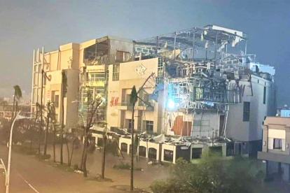 La captura de un vídeo que se viralizó en redes muestra los daños que sufrió un edificio por el paso del huracán Otis y las calles anegadas.