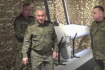 Autoridades militares rusas inspeccionan armas y tropas en la zona de Vosk