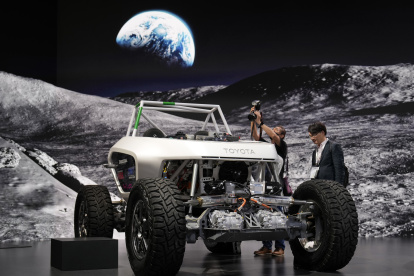Personas observan un vehículo de tipo espacial, presentado dentro del Salón del Motor, de Tokio, 2023