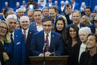 El legislador republicano Mike Johnson intrviene luego de su elección