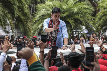 El candidato a la vicepresidencia de Indonesia, Gibran Rakabuming Raka, saluda a reporteros.