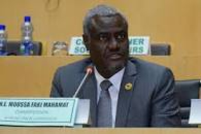 El presidente de la Comisión, El presidente de la Comisión de la Unión Africana (UA), Moussa Faki Mahamat, pidió hoy que se levanten "de manera inmediata e incondicional" las sanciones de la Unión Europea (UE) y Estados Unidos contra Zimbabue por sus actos antidemocráticos, alegando que afectan al crecimiento del país.