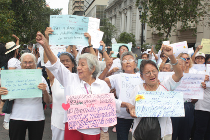 Jornada. Adultos mayores recorrieron un tramo de la 9 de Octubre.