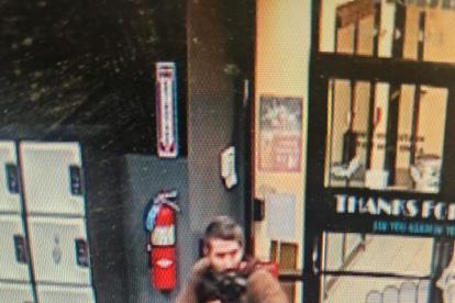 Fotografía cedida por la oficina del Alguacil del Condado Androscoggin que muestra al hombre sospechoso de perpetrar el ataque en Lewiston, Maine