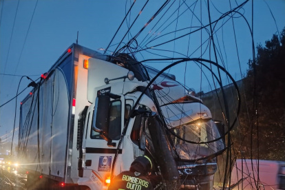 Daños. Un poste de alumbrado público fue destruido en un siniestro de tránsito registrado este jueves.