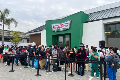 Hay quienes llegaron disfrazados para la apertura del local.