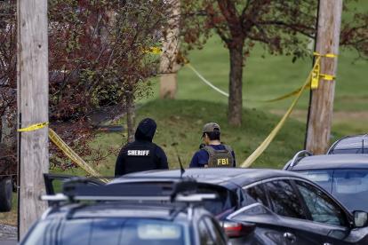 Lewiston (United States), 26/10/2023.- Law enforcement personnel gather outside Schemengees Bar & Grille, following a multiple fatality mass shooting inside at least two locations in Lewiston, Maine, USA, 26 October 2023. Reports on 25 October 2023 indicate multiple fatal casualties and dozens of injuries. Police are still searching for the suspect and officials have declined to give answers regarding the number of the victims EFE/EPA/CJ GUNTHER