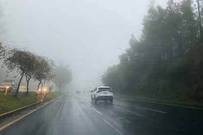 Movilidad. La avenida Simón Bolívar es una importante vía que une el norte y sur. Este jueves 26 de octubre hubo neblina y lluvia.