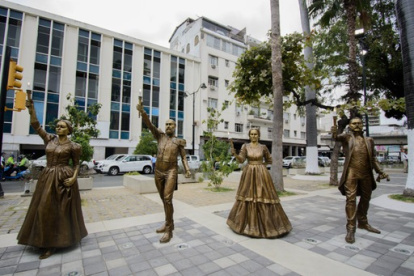 La plaza cuenta con 20 esculturas de bronce en tamaño real, que representan a  próceres de la revolución de octubre y personajes de 1920.