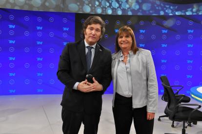 Javier Milei y Patricia Bullrich posan durante su participación en el programa A Dos Voces en Buenos Aires.