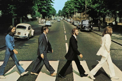 George Harrison, Paul McCartney, Ringo Starr y John Lennon, cruzan Abbey Road en Londres