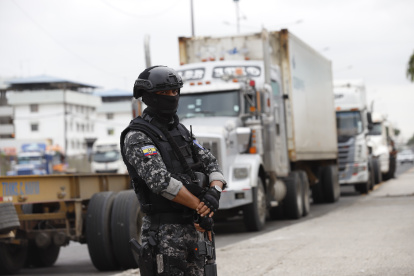 Control.- En la avenida 25 de Julio, al ingreso del Puerto Marítimo de Guayaquil, se ve la presencia de los militares.