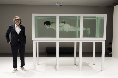 El promotor Tatxo Benet posa junto a "Shark", de Davic Cerny, una de las obras del Museo del Arte Prohibido de Barcelona