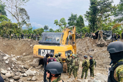 En la Amazonía, la furza pública realiza operativos en contra de la minería ilegal.
