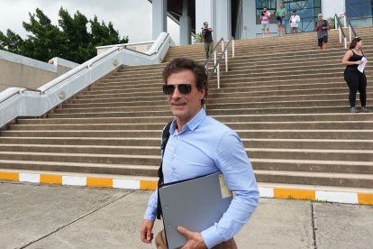 Rodolfo Sancho, actor español y padre del chef Daniel Sancho Bronchalo, acusado de asesinato premeditado, abandona el juicio de su hijo tras ser aplazado, este jueves en Koh Samui.