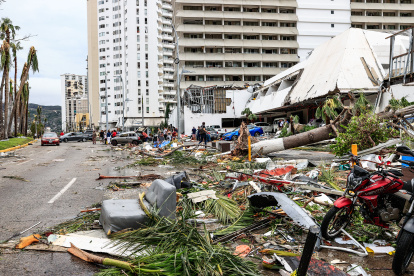 Fotografía de escombros en una calle afectada por el paso del huracán Otis, en el balneario de Acapulco, en el estado de Guerrero (México).