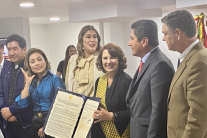 Rosalía Arteaga, expresidenta del Ecuador, fue homenajeada por el Parlamento Andino.