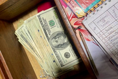 Dinero incautado en operativos antidroga, parte de los indicios recogidos por las autoridades en Santa Elena y Manabí.