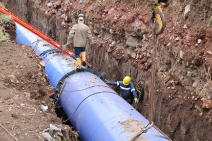 Instalación de tubería de acero para la conducción de agua.