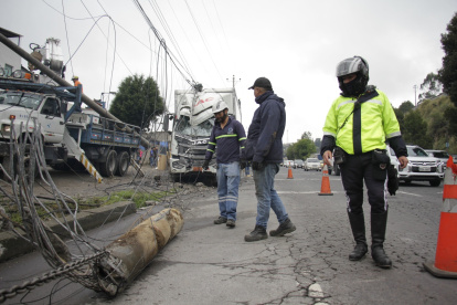 El choque de dos camiones afectó el sistema eléctrico de cuatro sectores