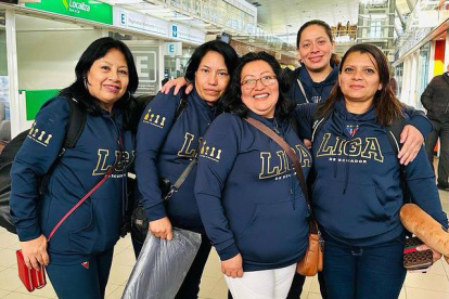 Personal del centro de alto rendimiento albo acompaña al equipo.