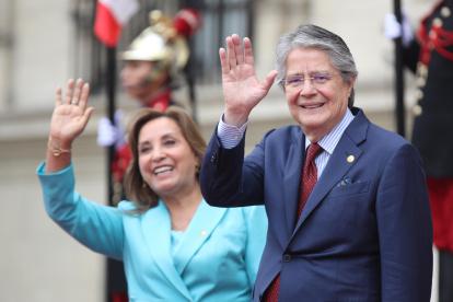 Dina Boluarte, presidenta de Perú; y Guillermo Lasso, primer mandatario ecuatoriano.