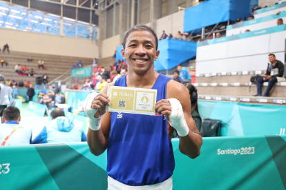 José Rodríguez con el tique simbólico a París, tras superar las semifinales.
