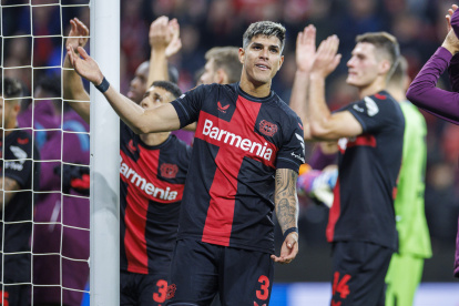 Leverkusen (Germany), 26/10/2023.- Leverkusen"s Piero Hincapie celebrates after winning the UEFA Europa League Group H soccer match between Bayer Leverkusen and Qarabag Agdam FK in Leverkusen, Germany, 26 October 2023. (Alemania) EFE/EPA/Christopher Neundorf