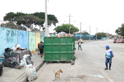 Basura. Los desechos son ubicados en parterres de las vías porteñas. Este escenario se replica a diario.