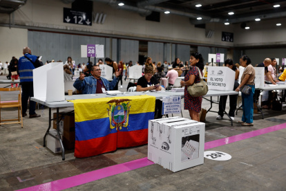 CNE. Tras el fallido voto telemático, se repitió el sufragio en el exterior de forma presencial. Significó un mayor gasto-