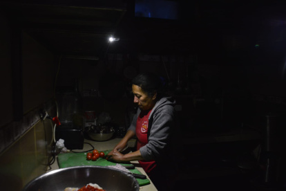 En varios sectores de Quito empezaron los apagones pasadas las 08:00. Negocios como restaurantes siguieron trabajando en penumbras.