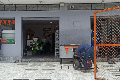 Decenas de locales comerciales ejecutan planes de contingencia frente a la falta de energía eléctrica.