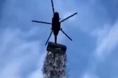 Un influencer checo lanzó un millón de dólares desde un helicóptero para sus seguidores.