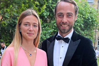 James Middleton con su esposa.