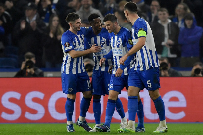 Brighton (United Kingdom), 26/10/2023.- Ansu Fati (2L) of Brighton celebrates with teammates after scoring during the UEFA Europa League Group B match between Brighton & Hove Albion and Ajax Amsterdam in Brighton, Britain, 26 October 2023. (Reino Unido) EFE/EPA/VINCE MIGNOTT