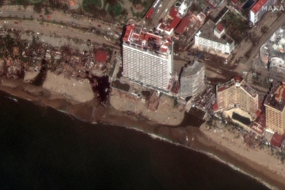 Una foto satelital de Maxar Tecnologies muestra los daños en el Hotel Krystal y la playa de Acapulco.