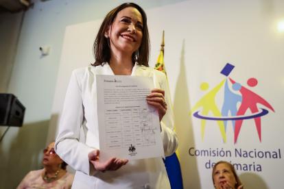 María Corina Machado muestra el documento que la proclama como ganadora de las primarias opositoras y candidata presidencial.