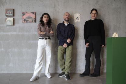 Ali Cotero, Adriana Flores y Gabriela Moyano curadores de la muestra Vestigios Metabólicos en Más Arte.