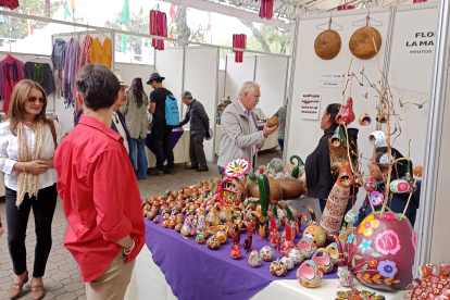 Exposición. Uno de los stand muestras sus coloridos productos.